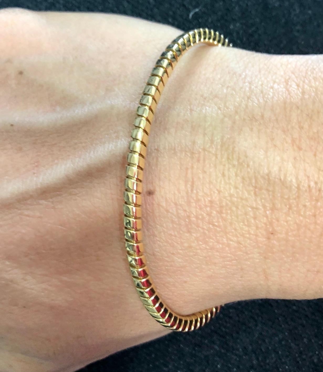 Yellow gold bracelet made of tubogas. Forged on a template that reproduces the wrist fits perfectly. To wear it stretches out thanks to the white gold spring that is inside it
The total weight of the gold is GR 15,50
Stamp 750 10 MI 

