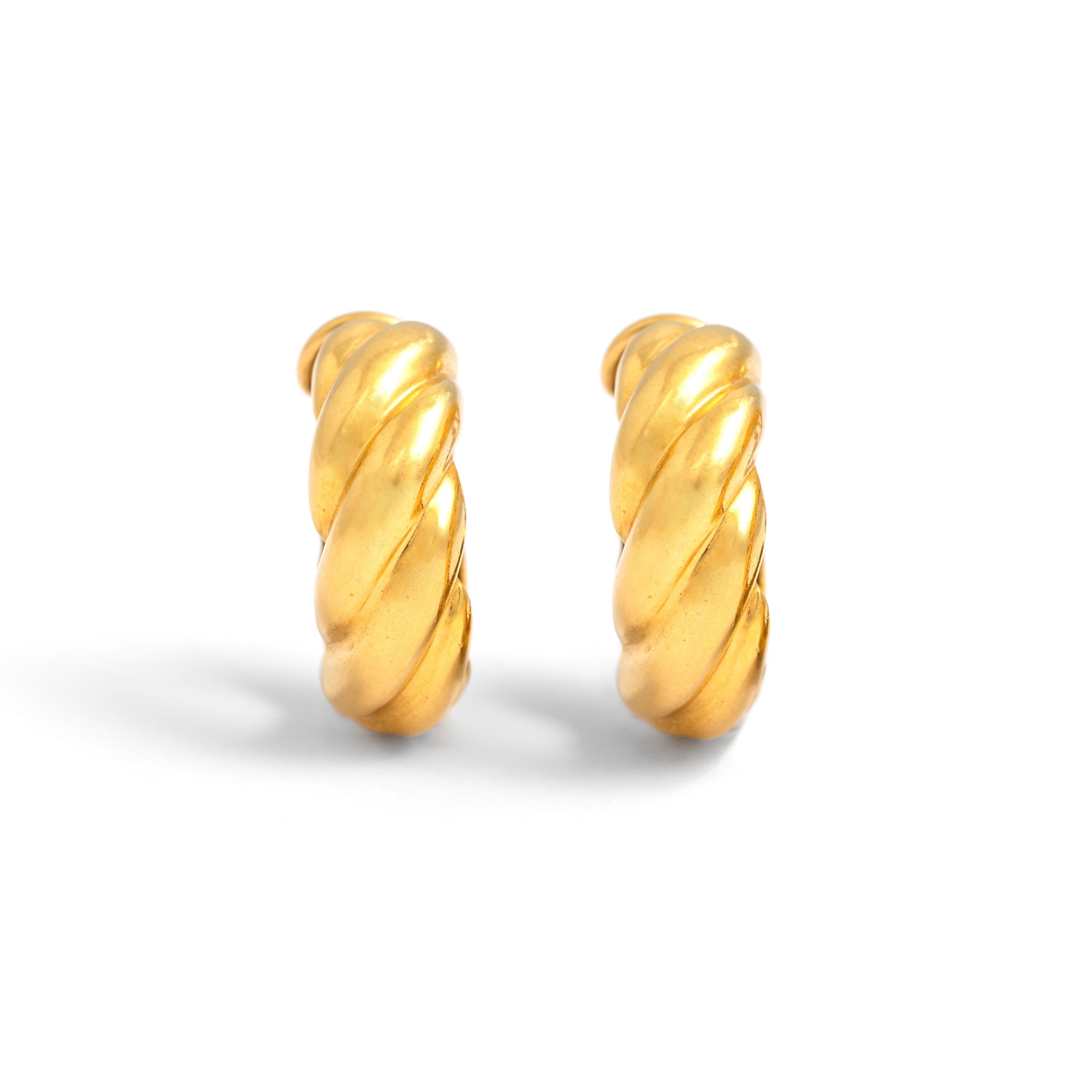 Yellow Gold 18K Earrings.

Depth: 2.50 centimeters.
Height: 2.60 centimeters.
Total weight: 15.56 grams