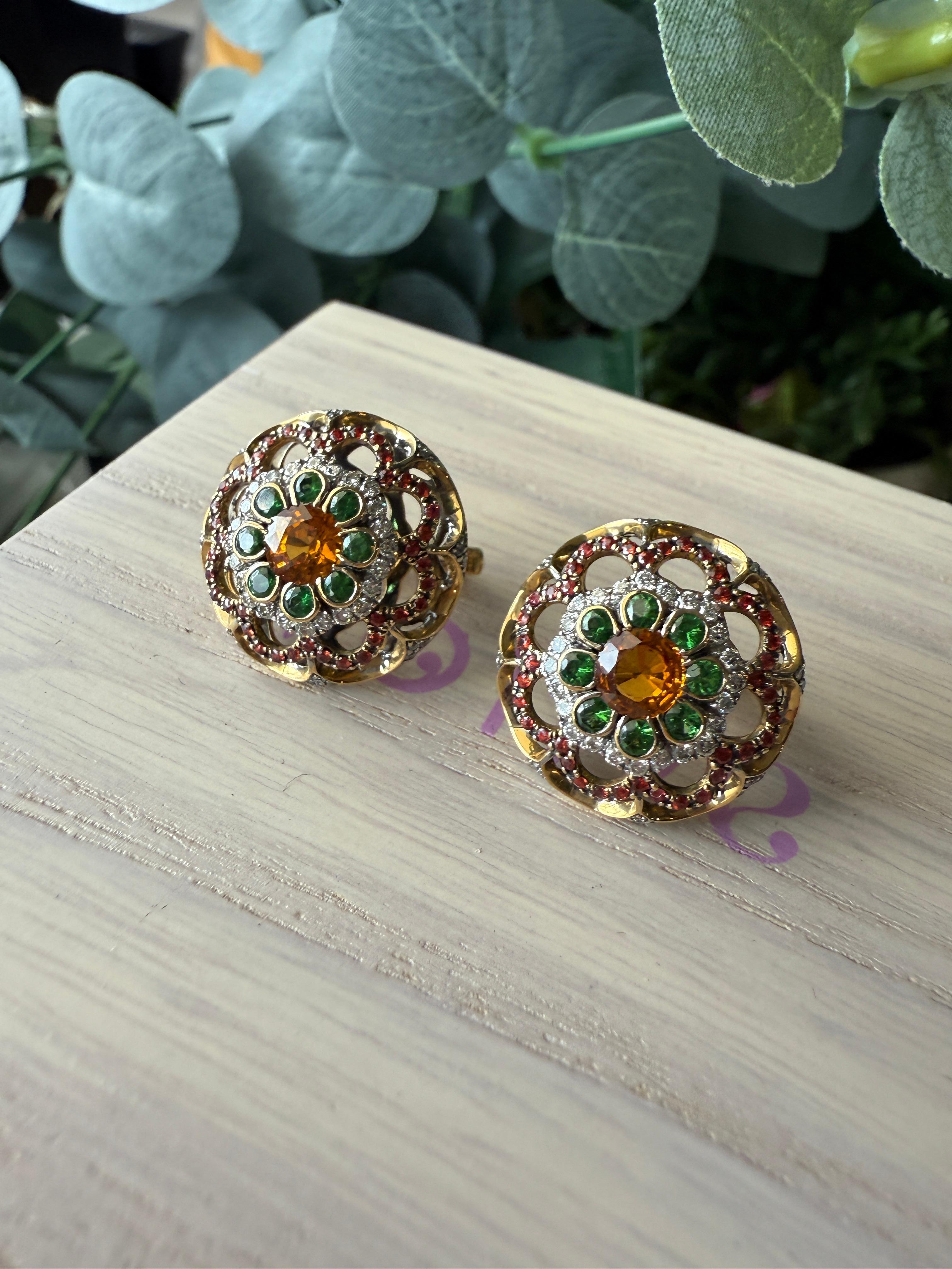 Boucles d'oreilles en or jaune 18 carats avec diamants, saphirs orange et rouges et tsavorites en vente 5