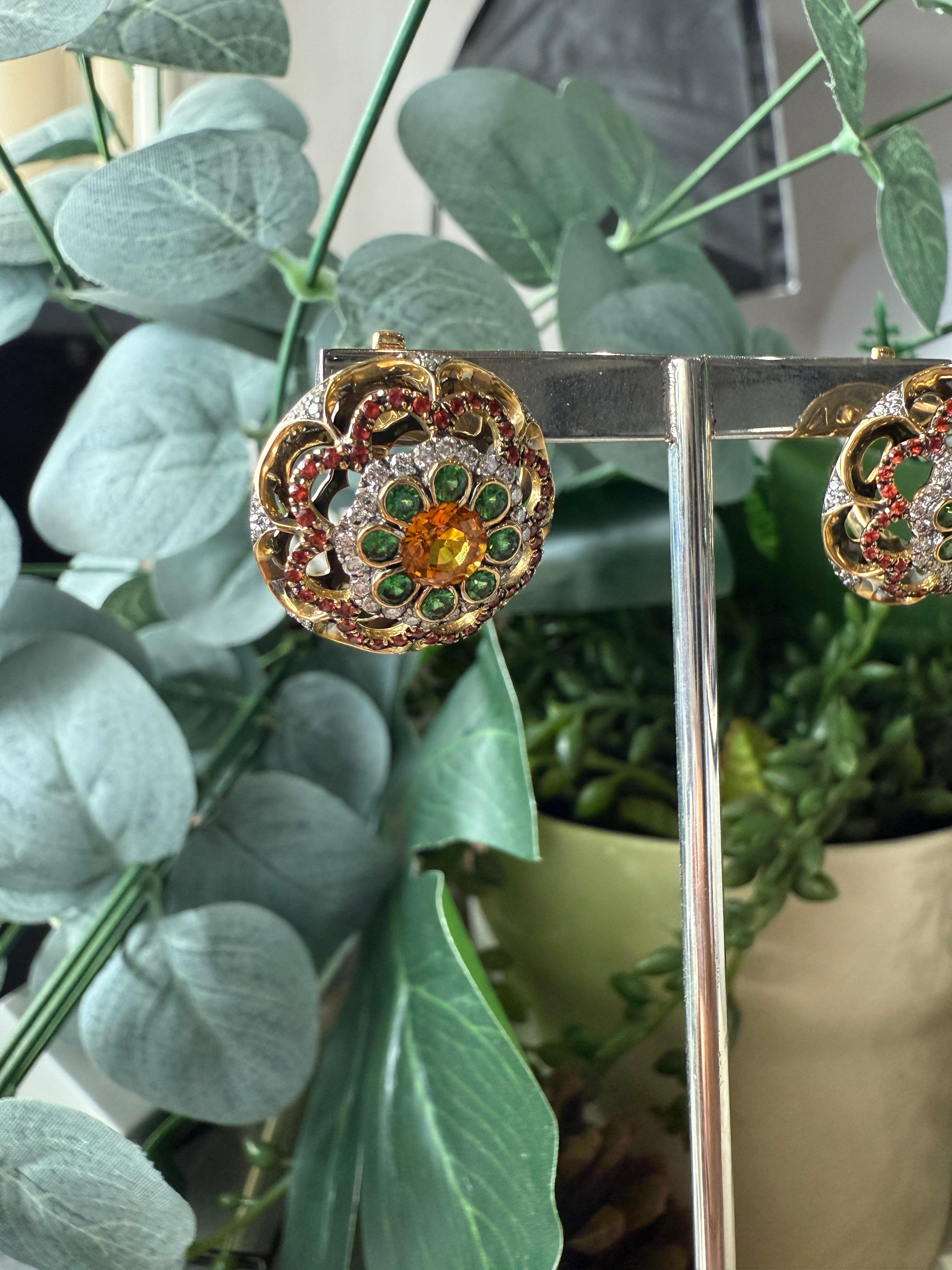 Boucles d'oreilles en or jaune 18 carats avec diamants, saphirs orange et rouges et tsavorites Pour femmes en vente