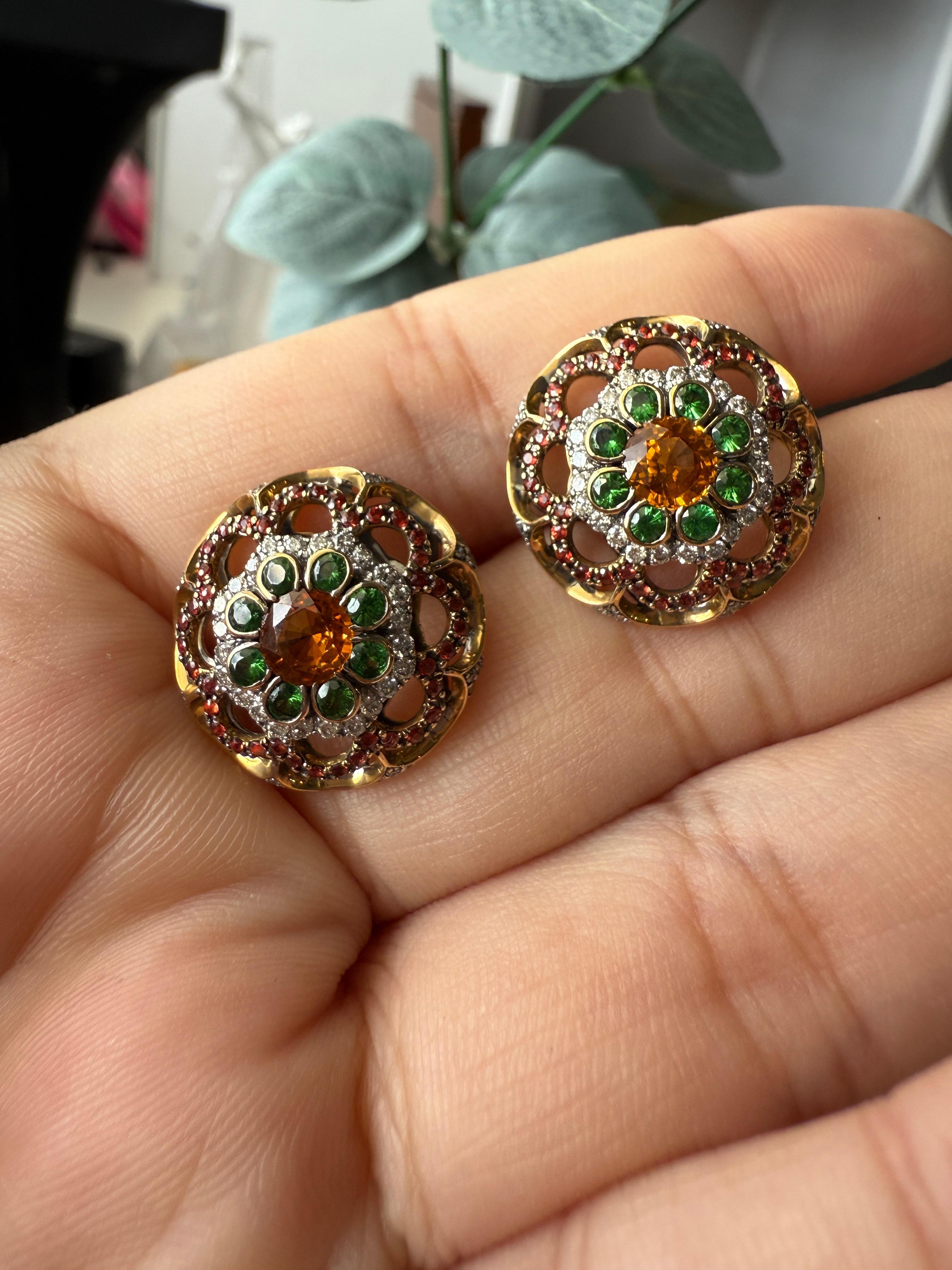 Boucles d'oreilles en or jaune 18 carats avec diamants, saphirs orange et rouges et tsavorites en vente 1
