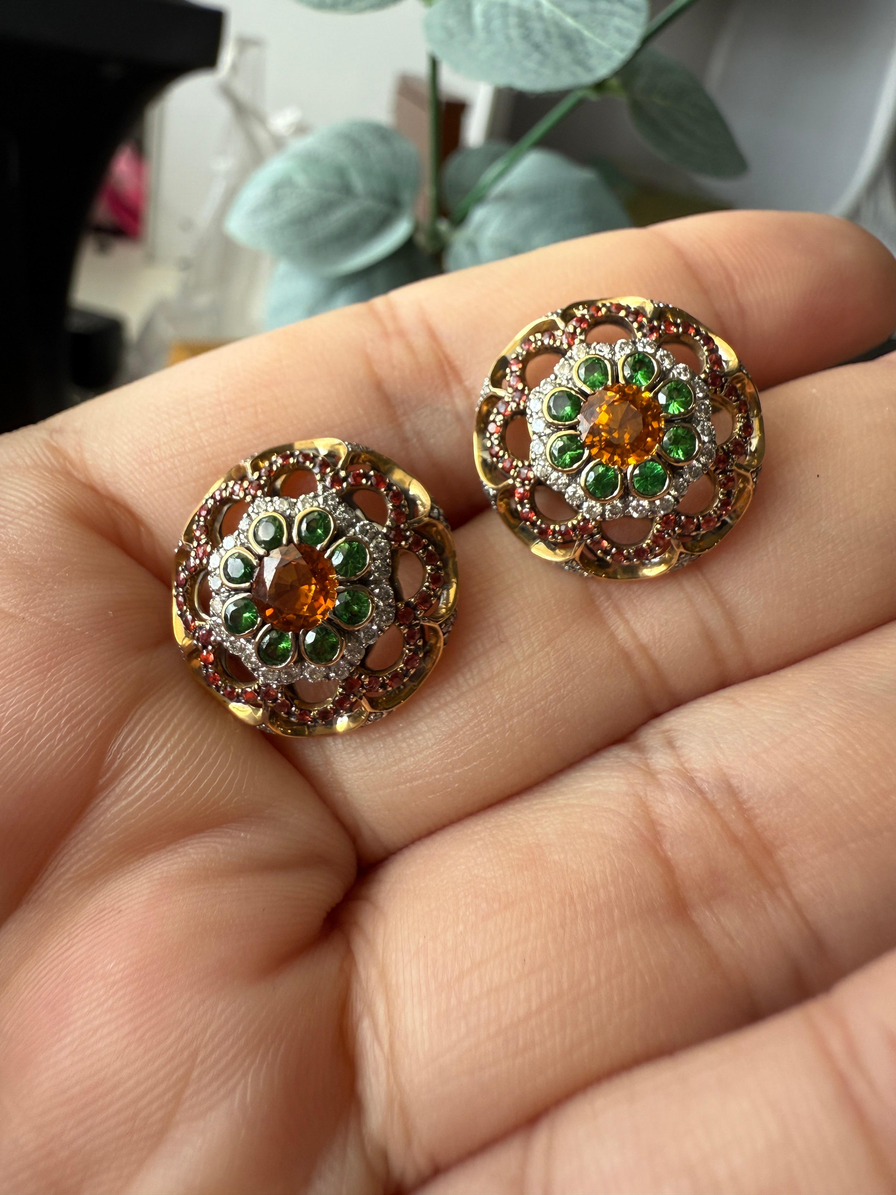 Boucles d'oreilles en or jaune 18 carats avec diamants, saphirs orange et rouges et tsavorites en vente 2