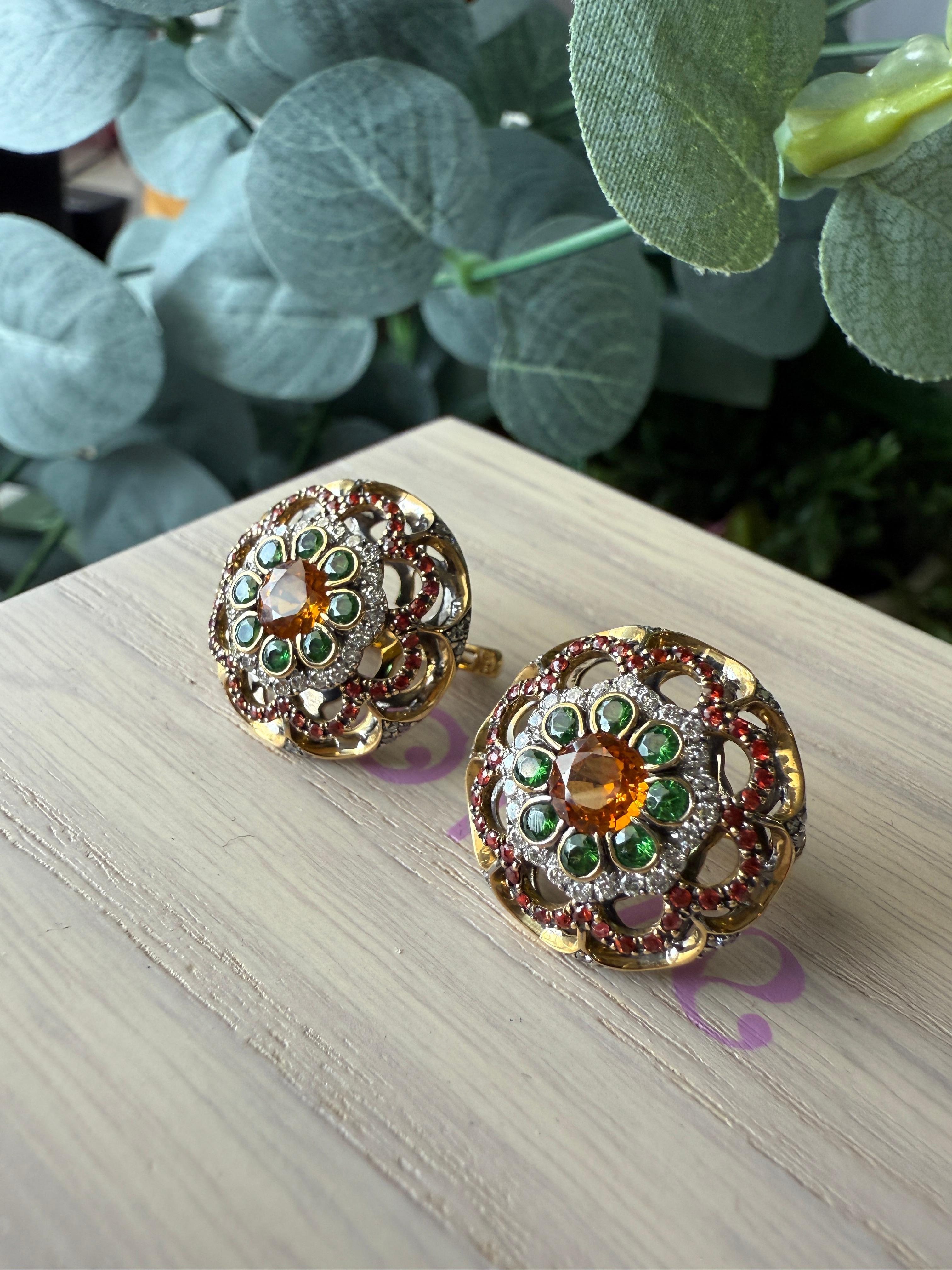 Boucles d'oreilles en or jaune 18 carats avec diamants, saphirs orange et rouges et tsavorites en vente 3
