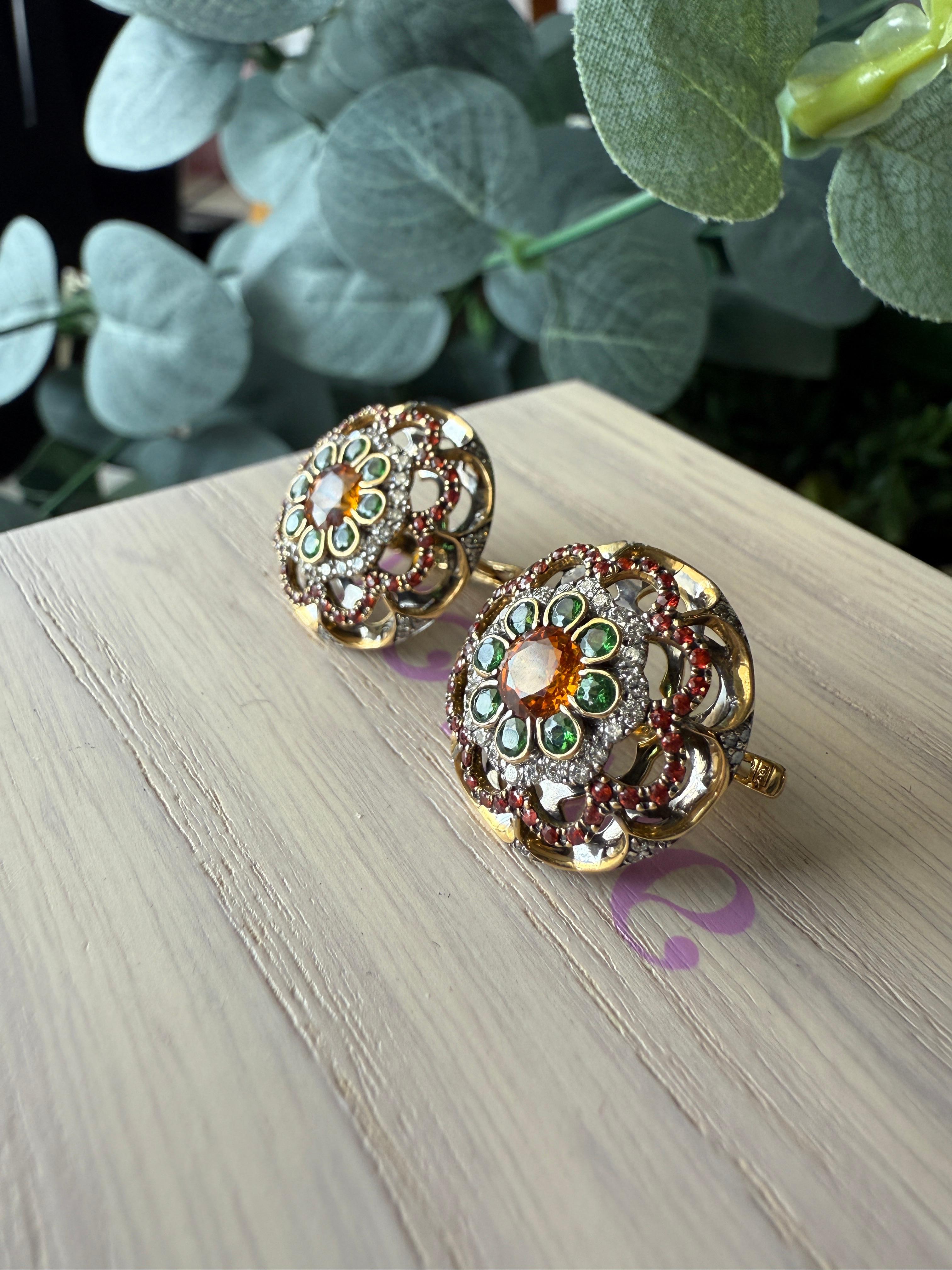 Boucles d'oreilles en or jaune 18 carats avec diamants, saphirs orange et rouges et tsavorites en vente 4