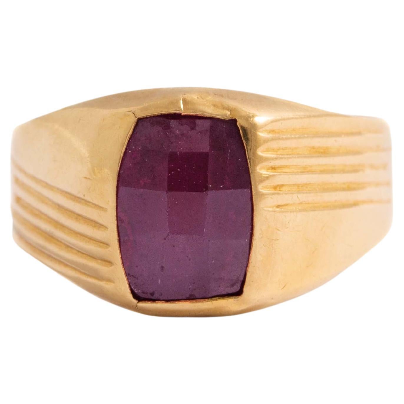 18K yellow gold ring centered by a red stone.
Size: 59. 
Gross weight: 3.77 grams.