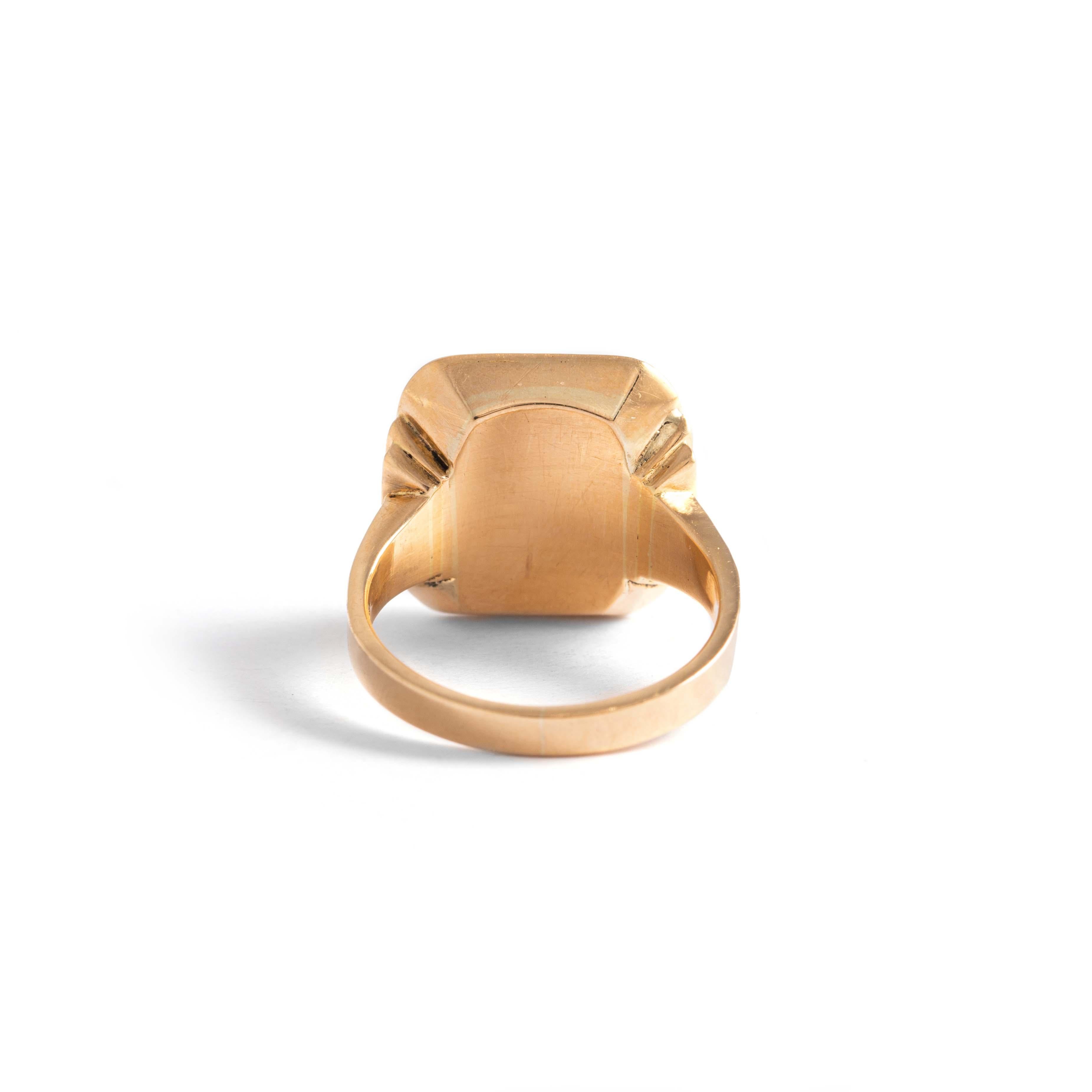 Yellow Gold 18k Signet Ring with Intaglio In Good Condition For Sale In Geneva, CH