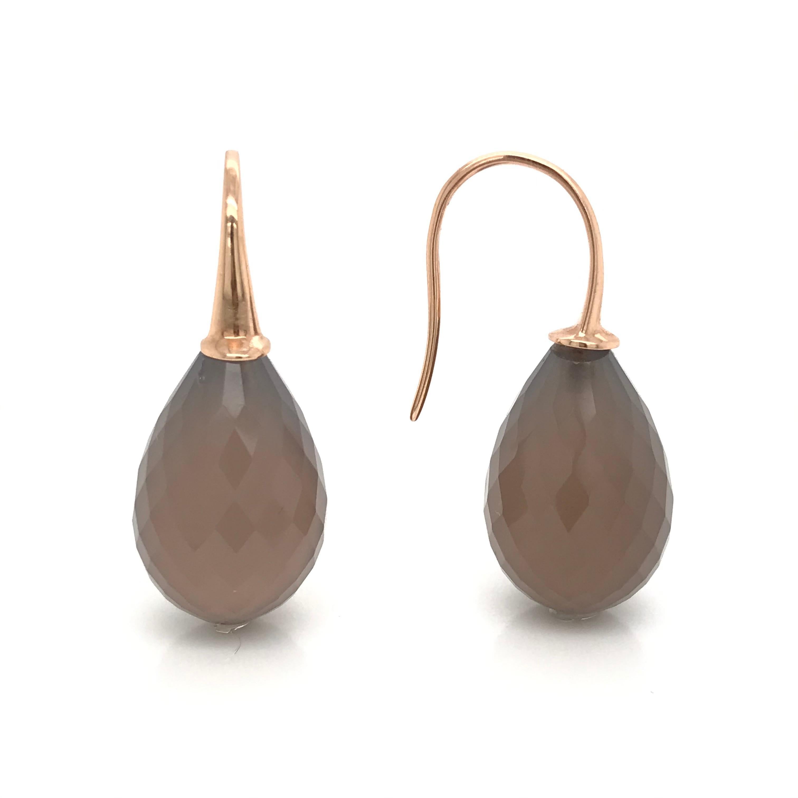 Yellow Gold 18k with Grey Agatha Drop Earrings
Weight of Gold 2.00 grams
2 Grey Agatha Briolette Cut shape Drop
To wear day and evening,
This pair of earring will give you style and elegance.