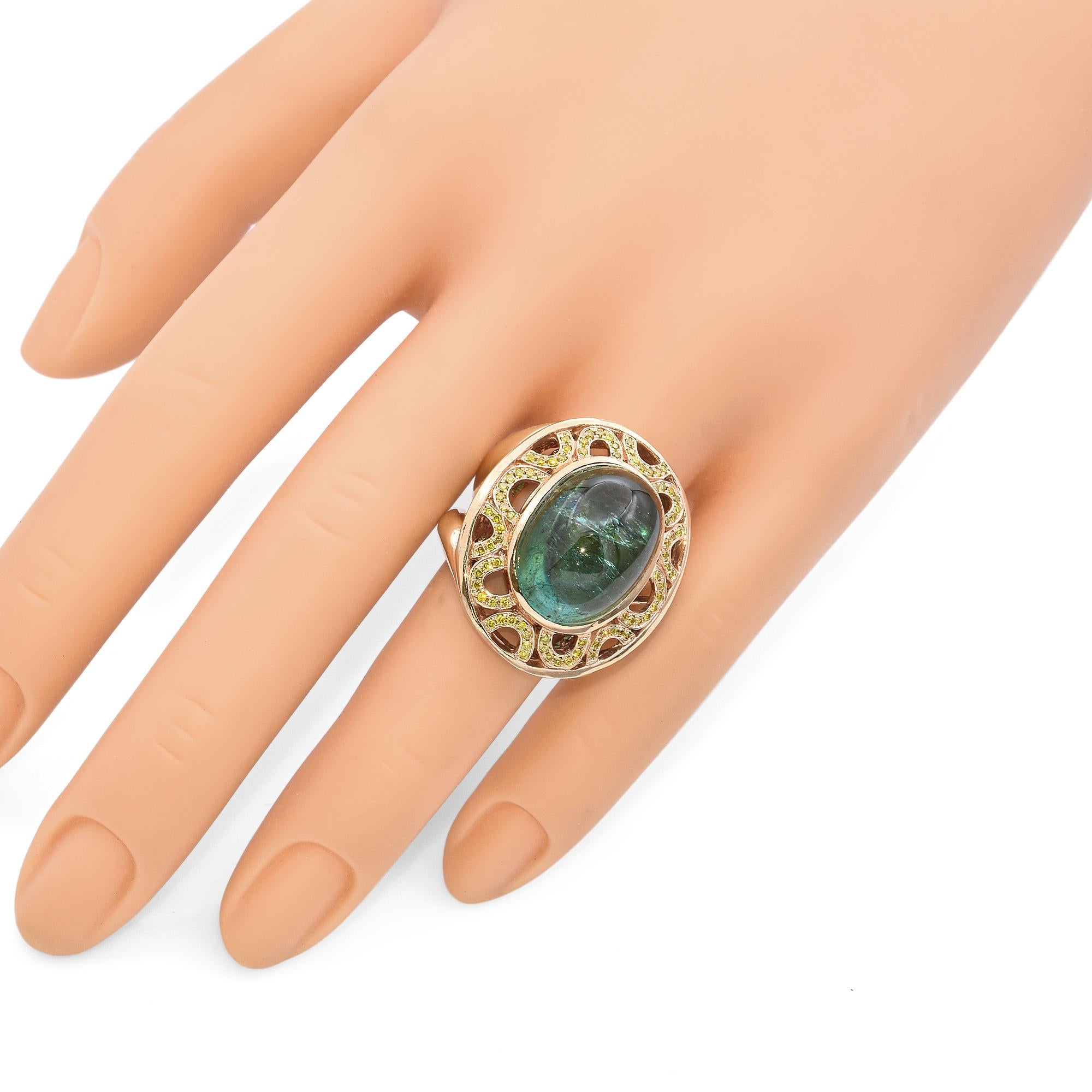 Elegante bague ovale en tourmaline verte et diamant jaune. Cette bague exquise présente une grande tourmaline verte de forme ovale sertie dans un anneau d'or rose. Autour de la pierre centrale, un motif complexe de diamants jaunes ajoute une touche