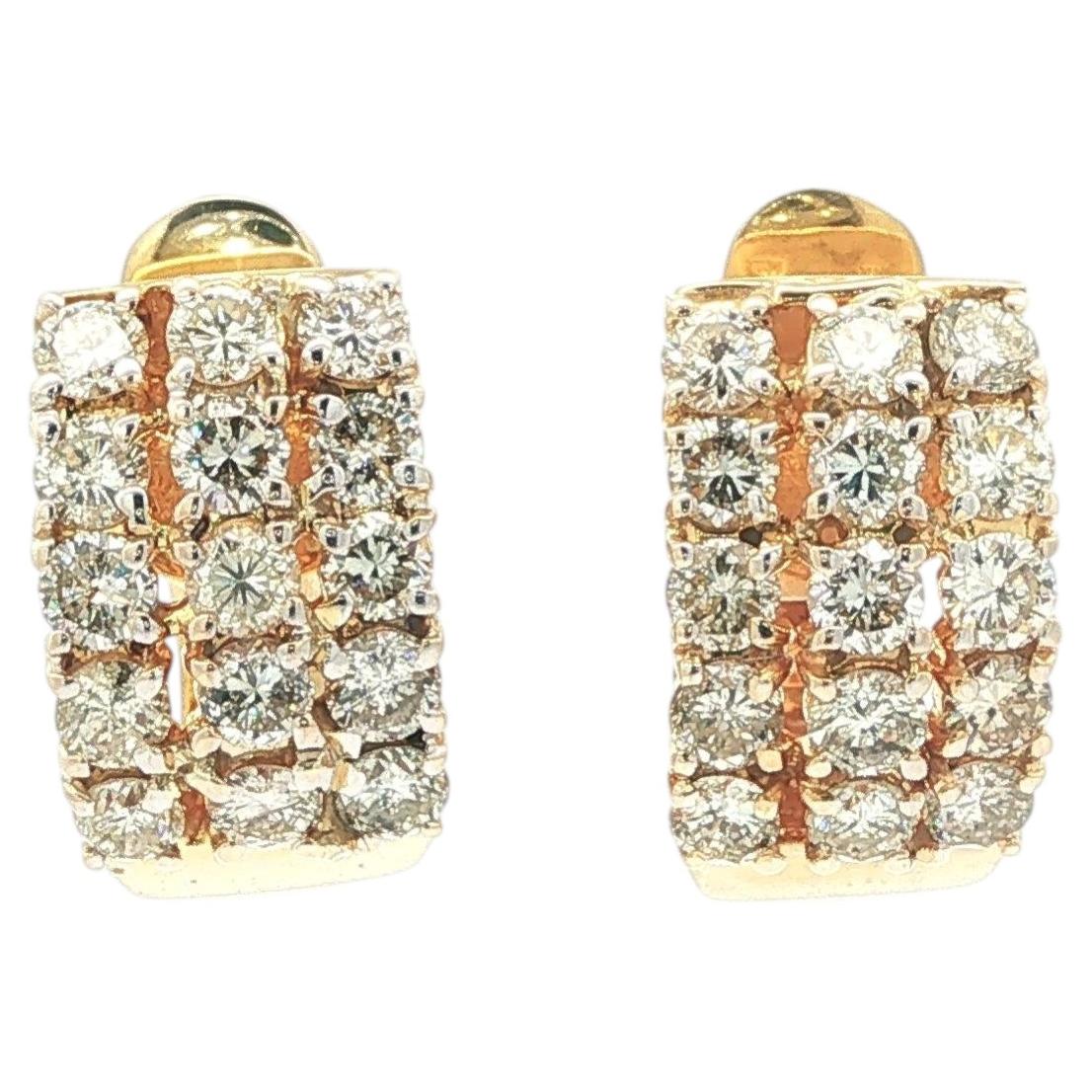 Orecchini a polsino in oro giallo a 3 file con diamante rotondo da 3,25 ct. in vendita