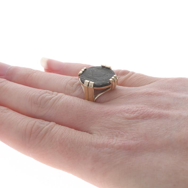 Bague de monnaie Valens impériale romaine ancienne 364-378AD en or jaune 14 carats AE3 personnalisée en vente 1