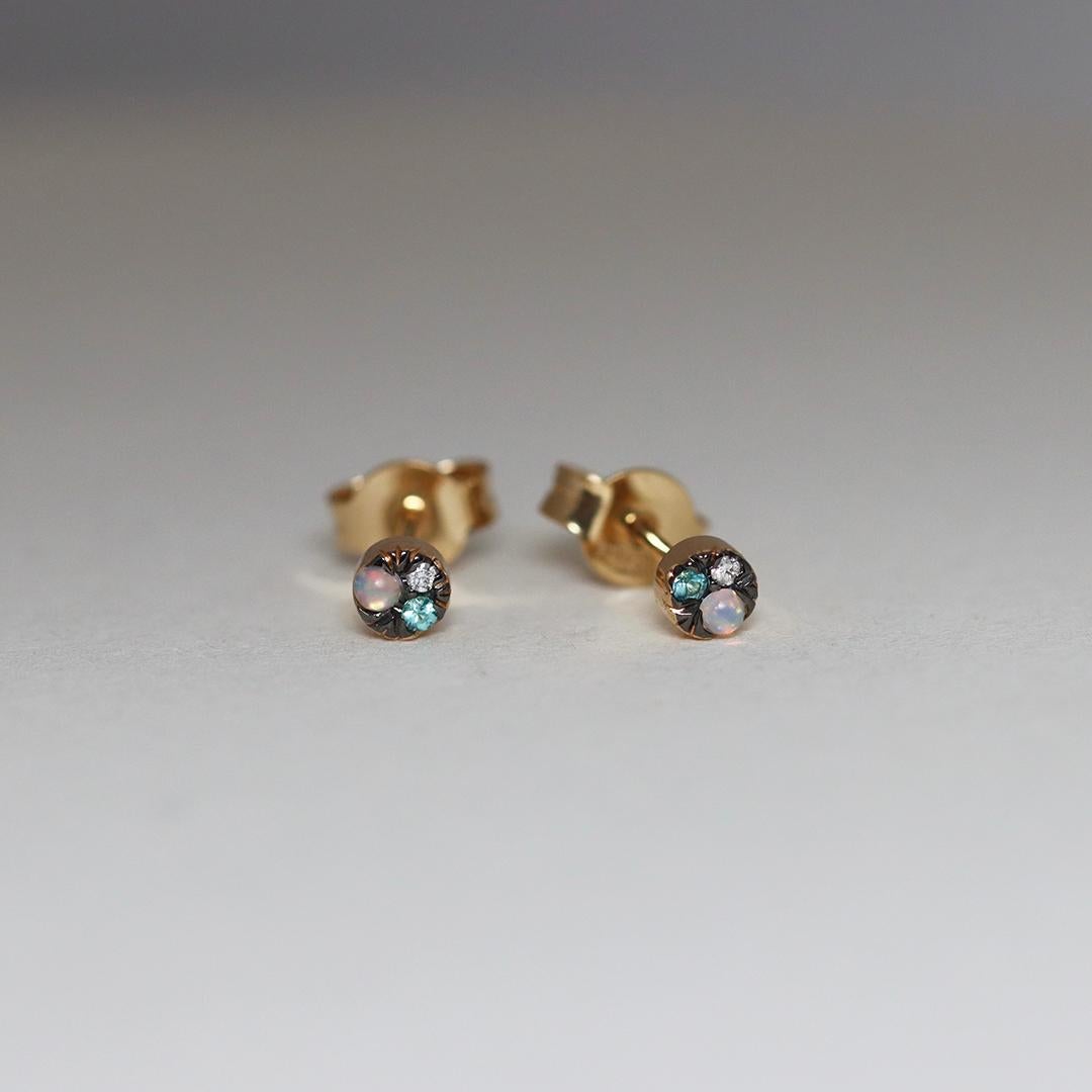 Fabriquées à la main en Belgique par l'artiste joaillière Joke Quick, ces minuscules boucles d'oreilles de 4 mm en or jaune 18 carats sont une expression ludique mais sophistiquée de l'artisanat contemporain.

Un mélange de tourmaline Whiting,