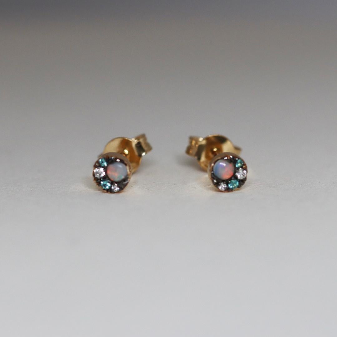 Fabriquées à la main en Belgique, par la créatrice de bijoux Joke Quick, sans aucun moulage ni impression, ces minuscules boucles d'oreilles en or jaune 18 K présentent des opales blanches d'Australie,  petites tourmalines rares de paraiba et