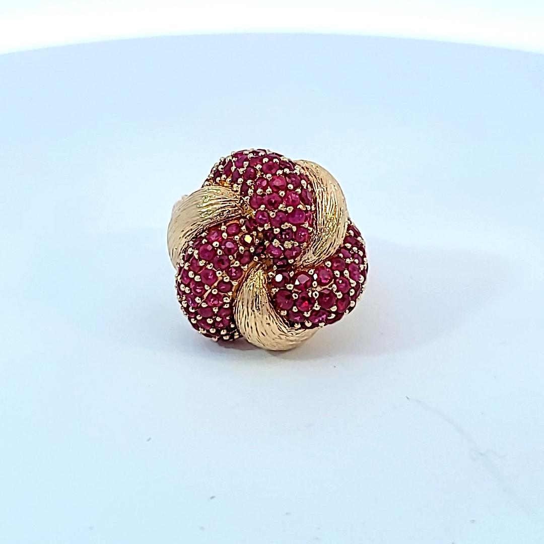 Yellow Gold 5.00 Carat Ruby Knot Ring In Good Condition For Sale In Dallas, TX