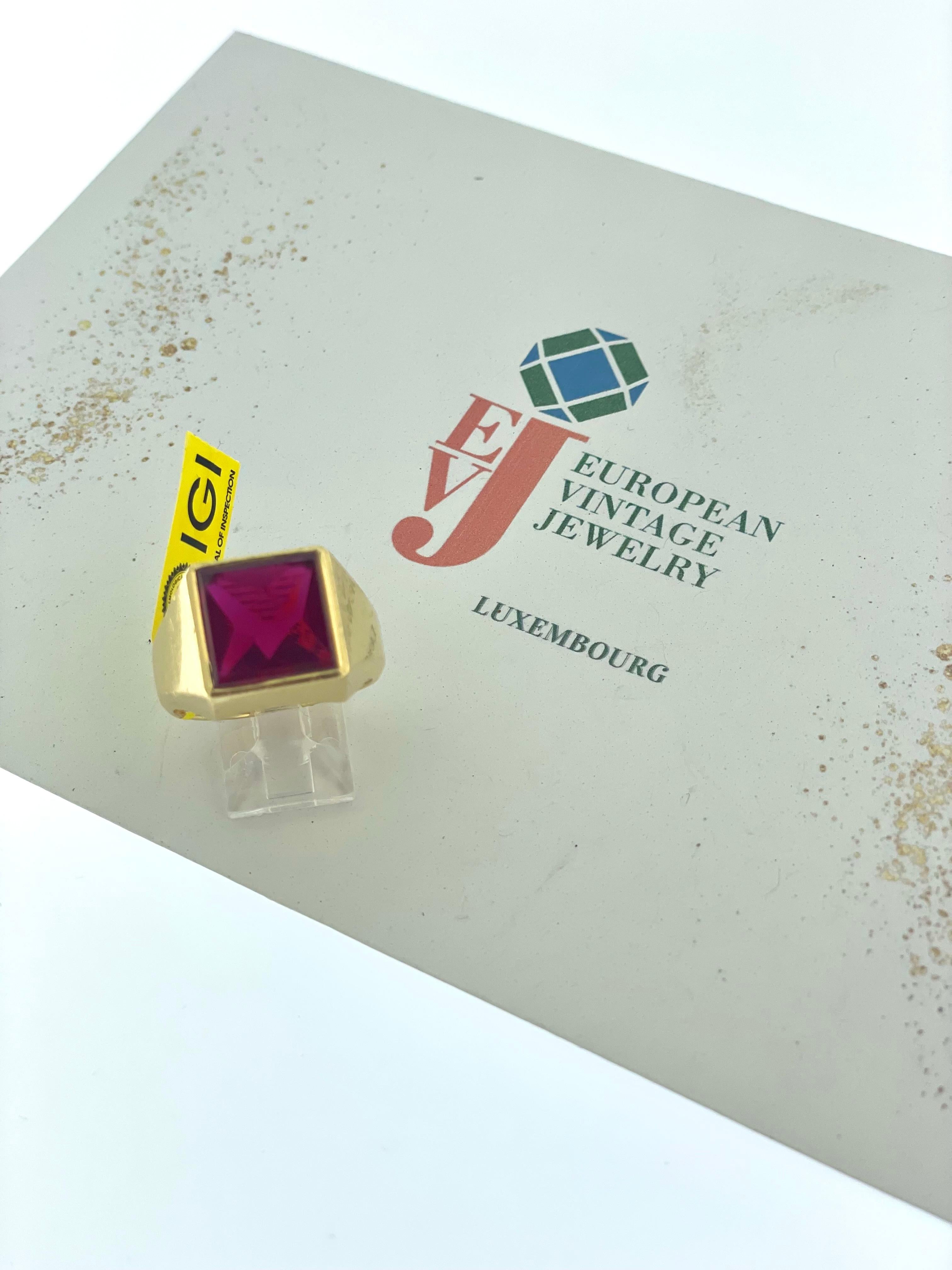 Yellow Gold 5.40ct Lab Grown Ruby Signet Ring IGI Certified For Sale 4