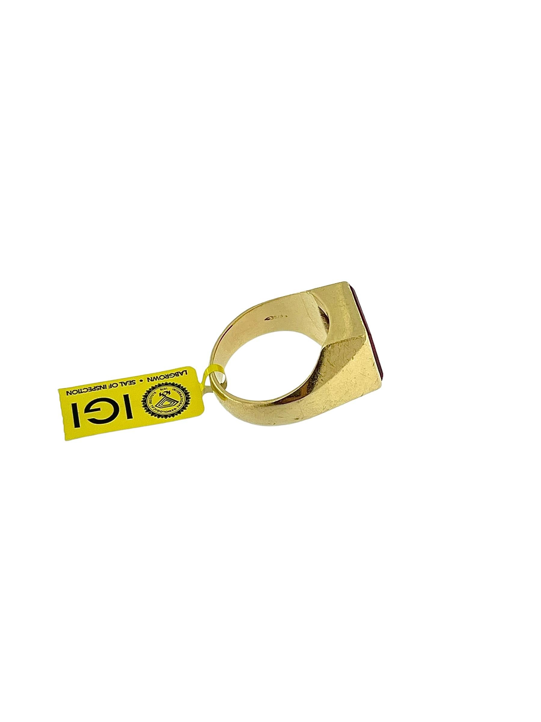 Yellow Gold 5.40ct Lab Grown Ruby Signet Ring IGI Certified In Fair Condition For Sale In Esch sur Alzette, Esch-sur-Alzette