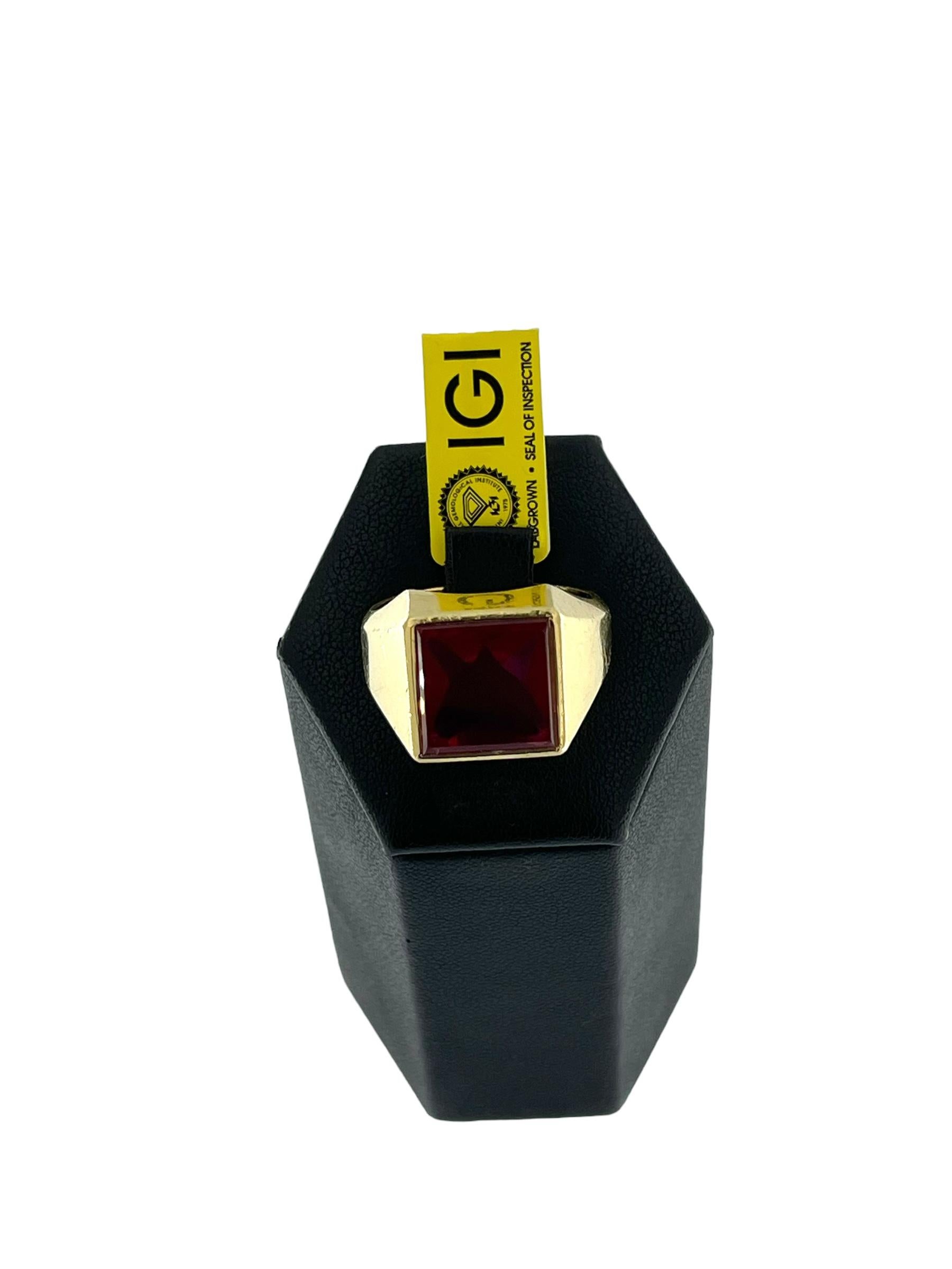Women's or Men's Yellow Gold 5.40ct Lab Grown Ruby Signet Ring IGI Certified For Sale