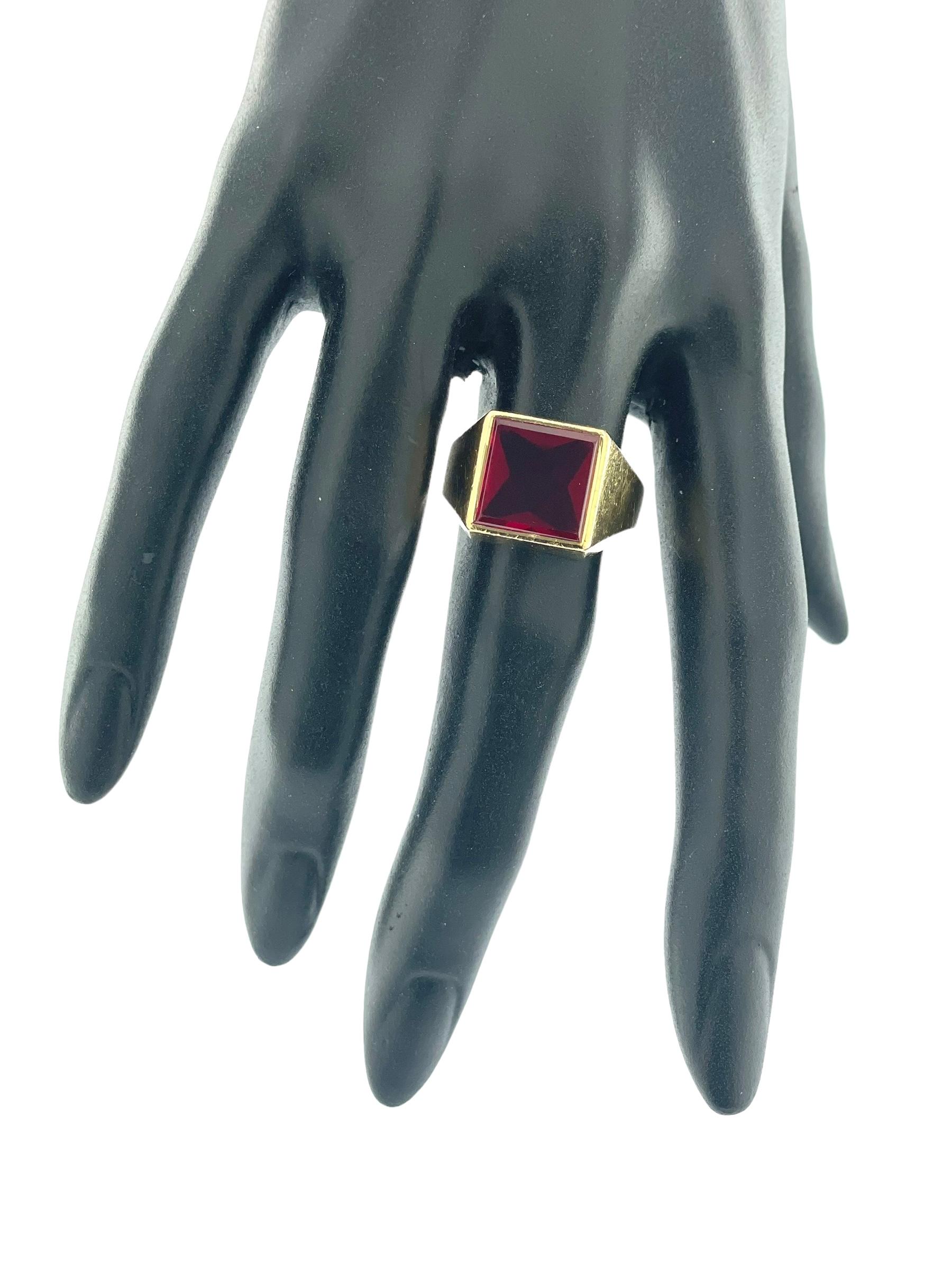 Yellow Gold 5.40ct Lab Grown Ruby Signet Ring IGI Certified For Sale 1