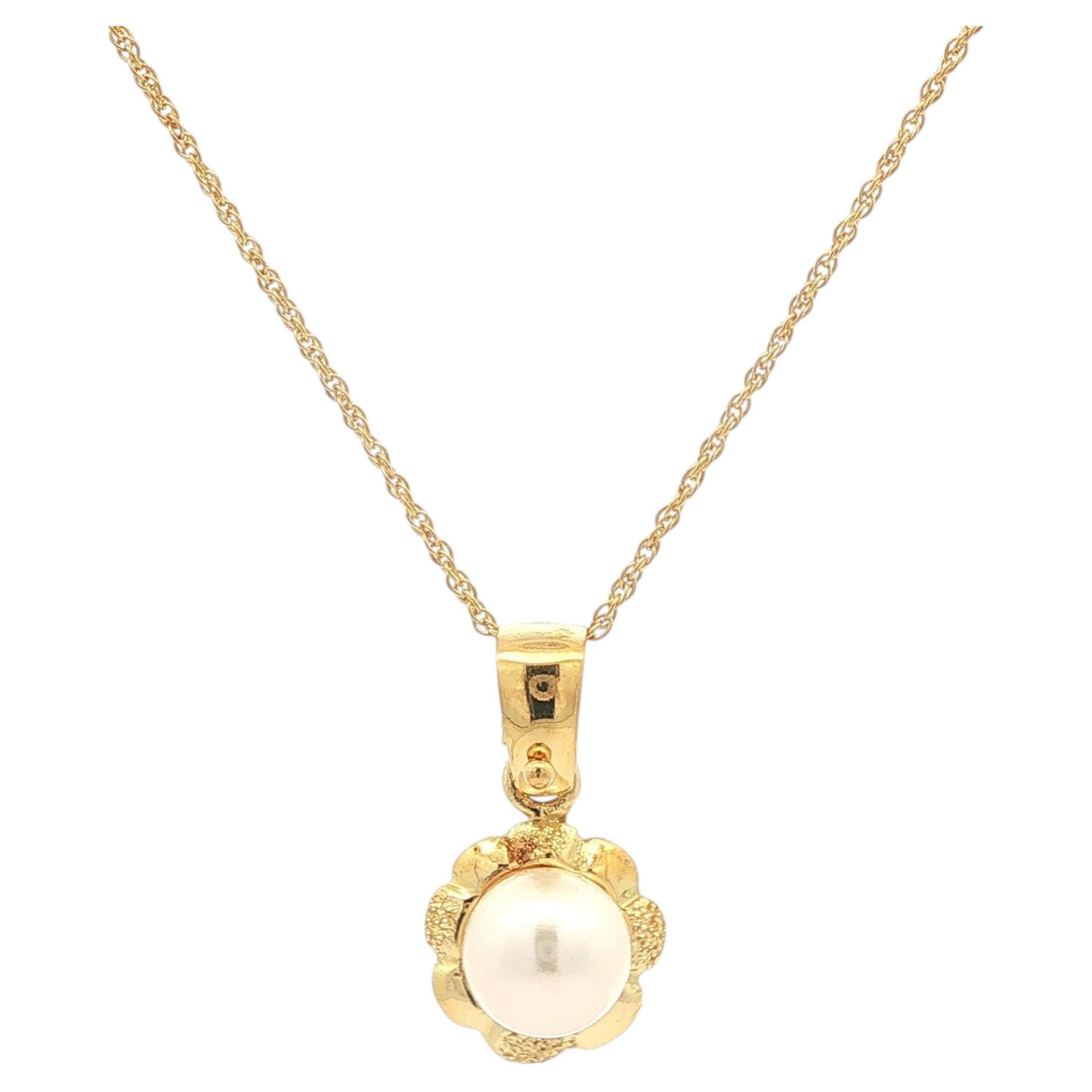 Ciondolo a forma di fiore di perla in oro giallo da 6,8 mm su una collana a corda fine A Link da 18". in vendita