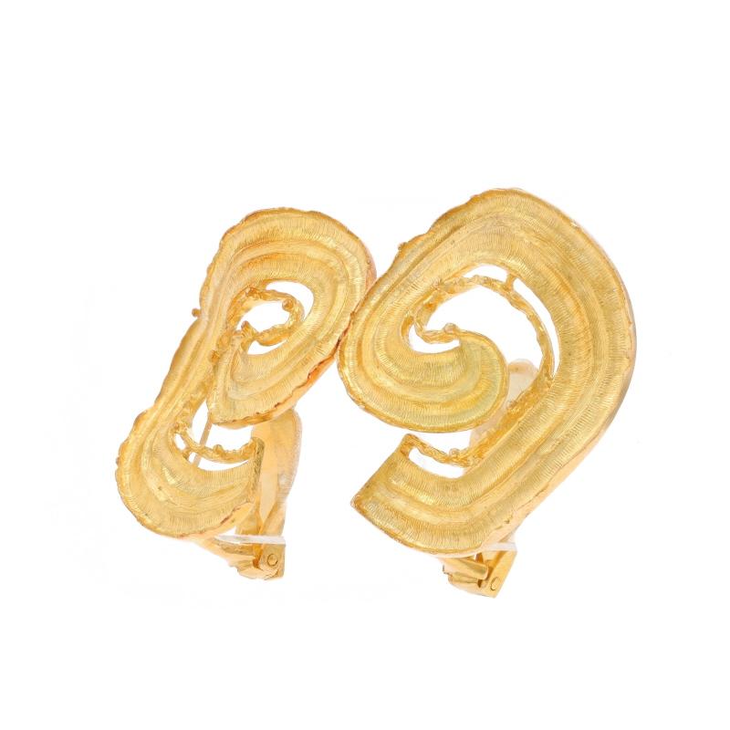 Contenu du métal : Or jaune 18k

Style : Gros clou
Type de fermeture : Fermetures à clip
Thème : Tourbillon abstrait
Caractéristiques : Détails brossés et gravés

Mesures

Haut : 1 11/32