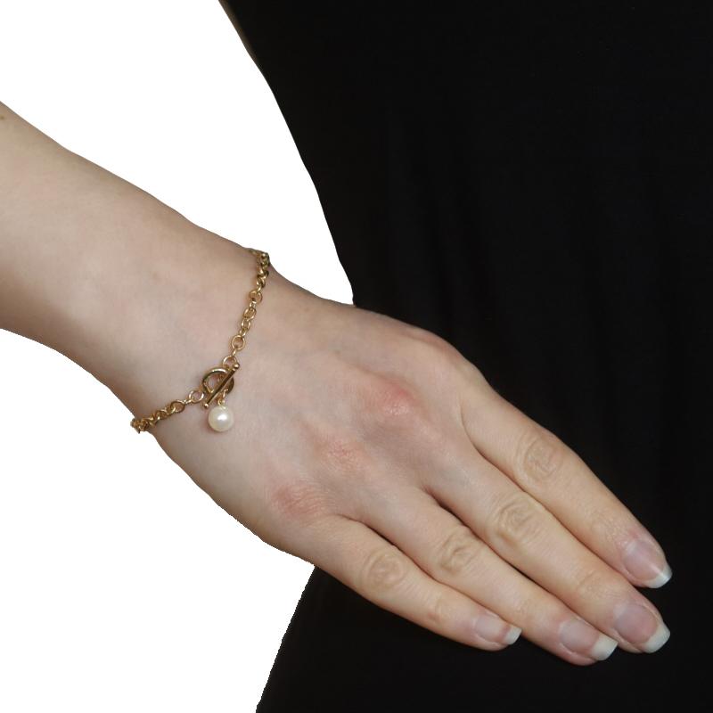 Metal Content: 18k Yellow Gold

Stone Information
Akoya Pearl
Color: White
Size: 6.9mm

Chain Style: Cable
Bracelet Style: Chain
Fastening Type: Toggle Clasp

Measurements
Length: 7 1/4