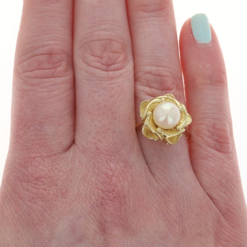 Perlina Anello solitario con fiore di perla Akoya in oro giallo 18k Blossom in vendita