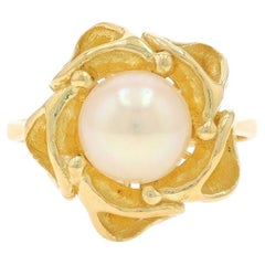 Anello solitario con fiore di perla Akoya in oro giallo 18k Blossom