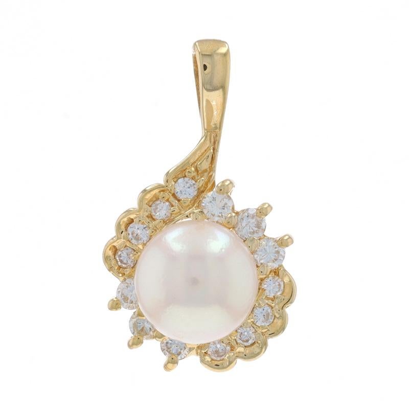 Contenido de metal: Oro amarillo de 14 quilates

Información sobre Stone

Perla Akoya cultivada

Quilate(s): .23ctw
Talla: Redondo brillante
Color: F - G
Claridad: VS1 - VS2

Quilates totales: .23ctw

Estilo Solitario con acentos Halo
Tema: