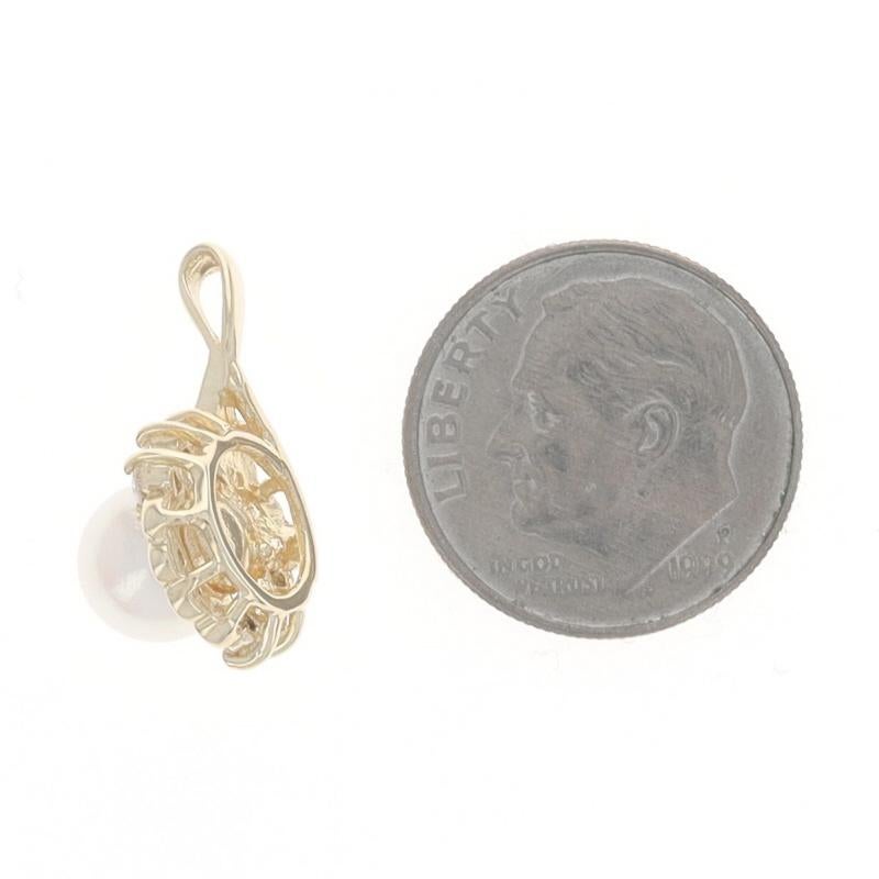 Colgante Halo de Perla Akoya de Oro Amarillo - 14k .23ctw Remolino en Excelente estado para la venta en Greensboro, NC