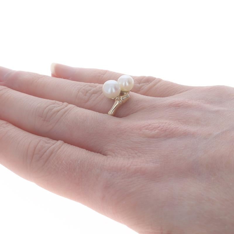 Yellow Gold Akoya Pearl Two-Stone Bypass Ring - 14k Bamboo Size 7 In Excellent Condition For Sale In Greensboro, NC