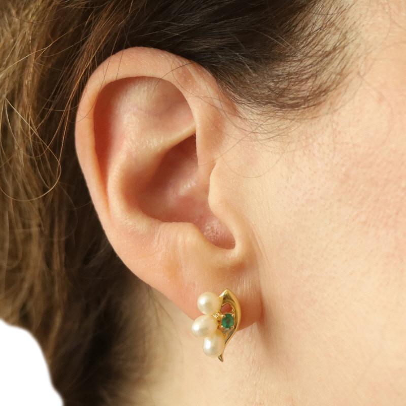 Taille ovale Boucles d'oreilles courtes en or jaune Akoya Perles Emeraude Diamant - 18k .19ctw Pierced en vente
