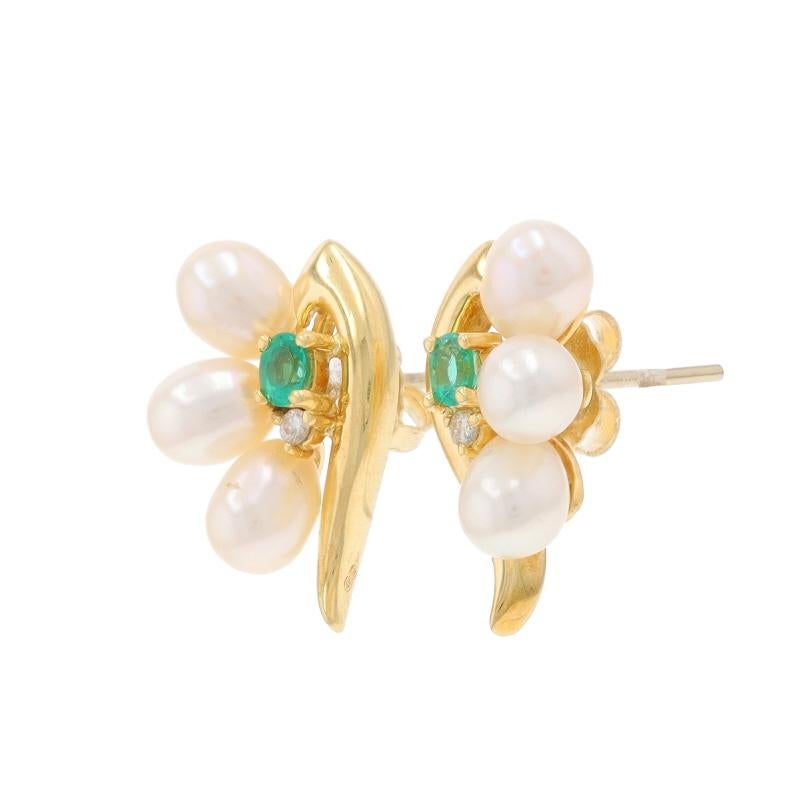 Boucles d'oreilles courtes en or jaune Akoya Perles Emeraude Diamant - 18k .19ctw Pierced Excellent état - En vente à Greensboro, NC