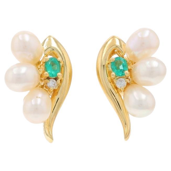 Boucles d'oreilles courtes en or jaune Akoya Perles Emeraude Diamant - 18k .19ctw Pierced en vente