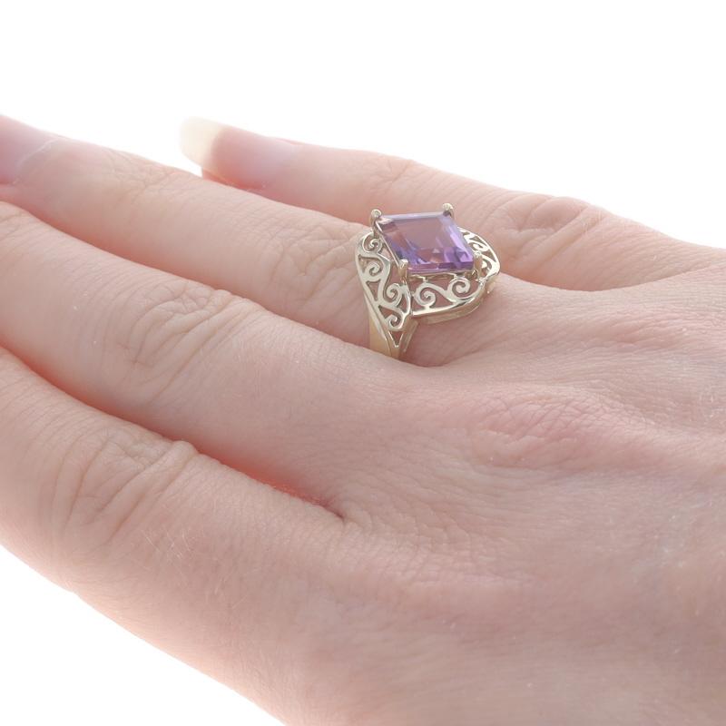 Yellow Gold Amethyst Cocktail Solitaire Bypass Ring - 10k Lozenge 1.50ct In Excellent Condition For Sale In Greensboro, NC