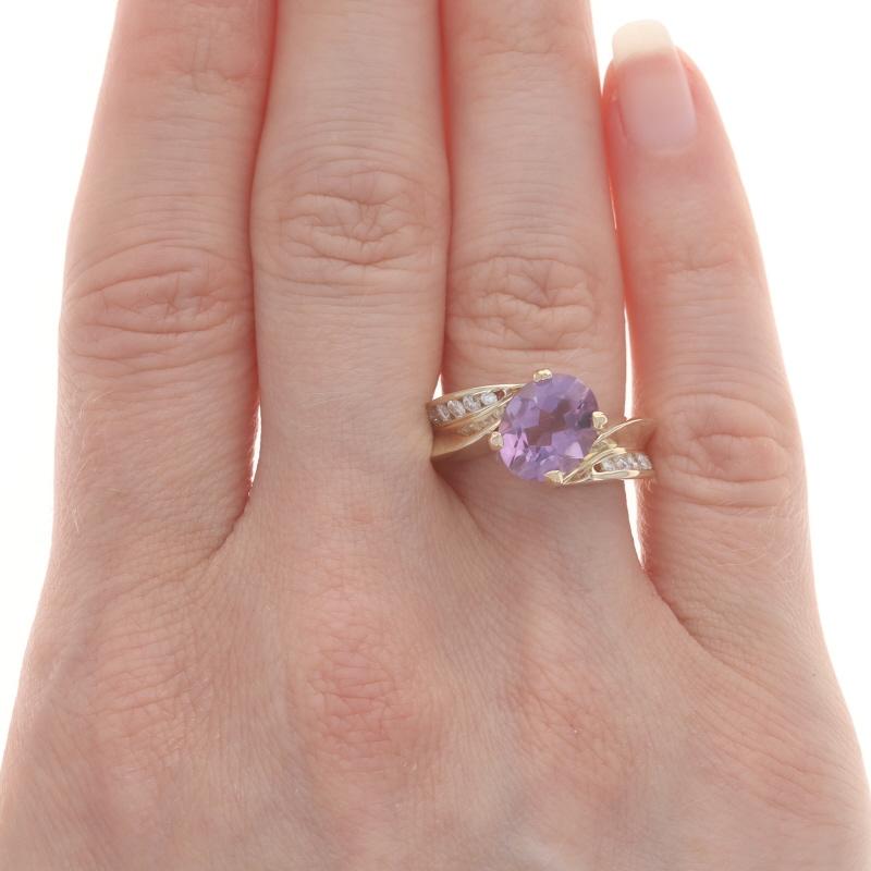 Taille ovale Bague bypass en or jaune 14 carats avec améthyste et diamants, 2,40 carats poids total en vente