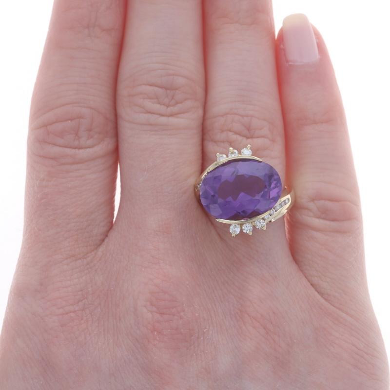Taille ovale Bague bypass en or jaune 18 carats avec améthyste et diamants, 8,00 carats poids total en vente