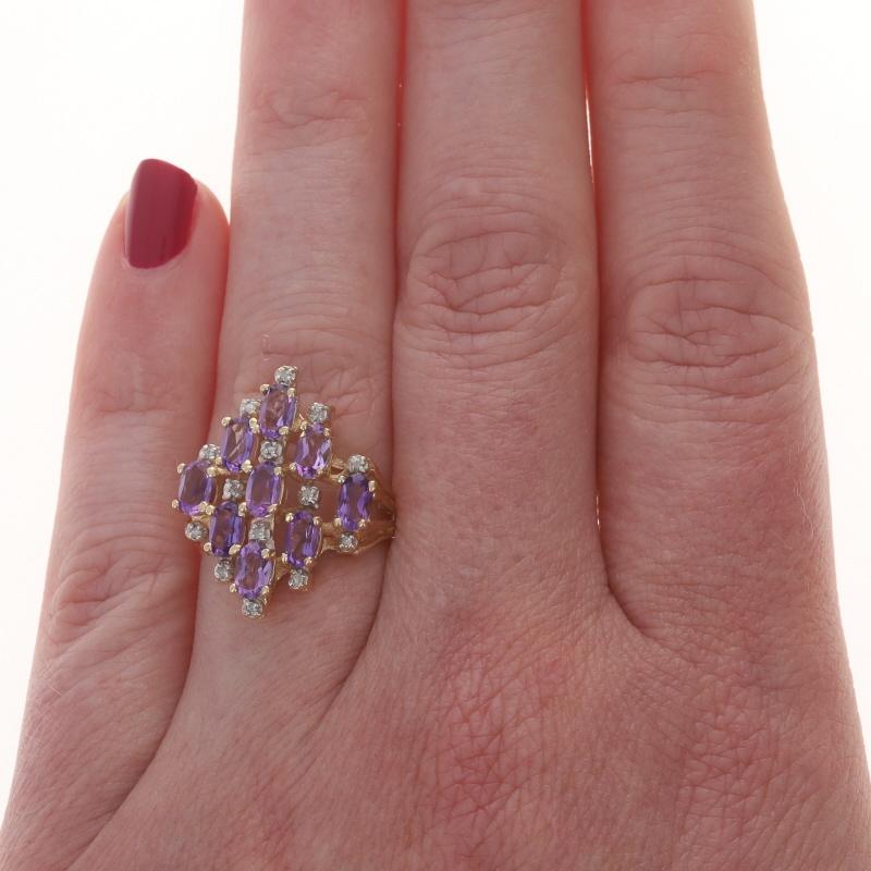 Taglio ovale Anello cocktail con ametista e diamante in oro giallo - 14k Oval 2.12ctw in vendita