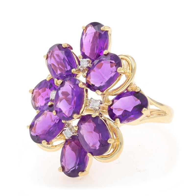 Taille ovale Bague cocktail en or jaune 14 carats avec améthyste et diamants, motif floral ovale 7,69 carats en vente