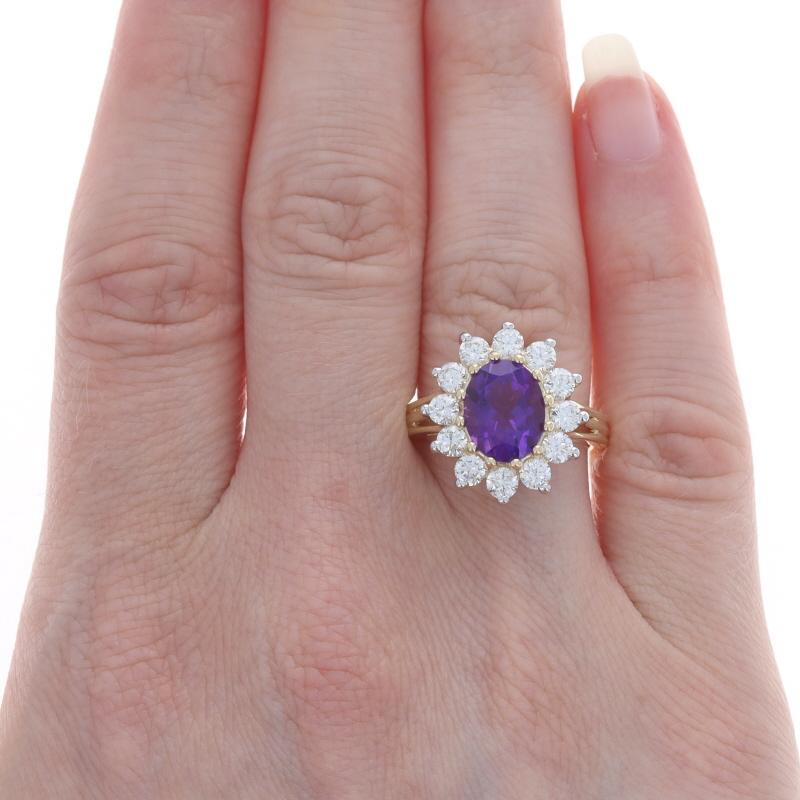 Taille ovale Bague cocktail halo en or jaune 10 carats avec améthyste et diamants, 3,60 carats poids total en vente