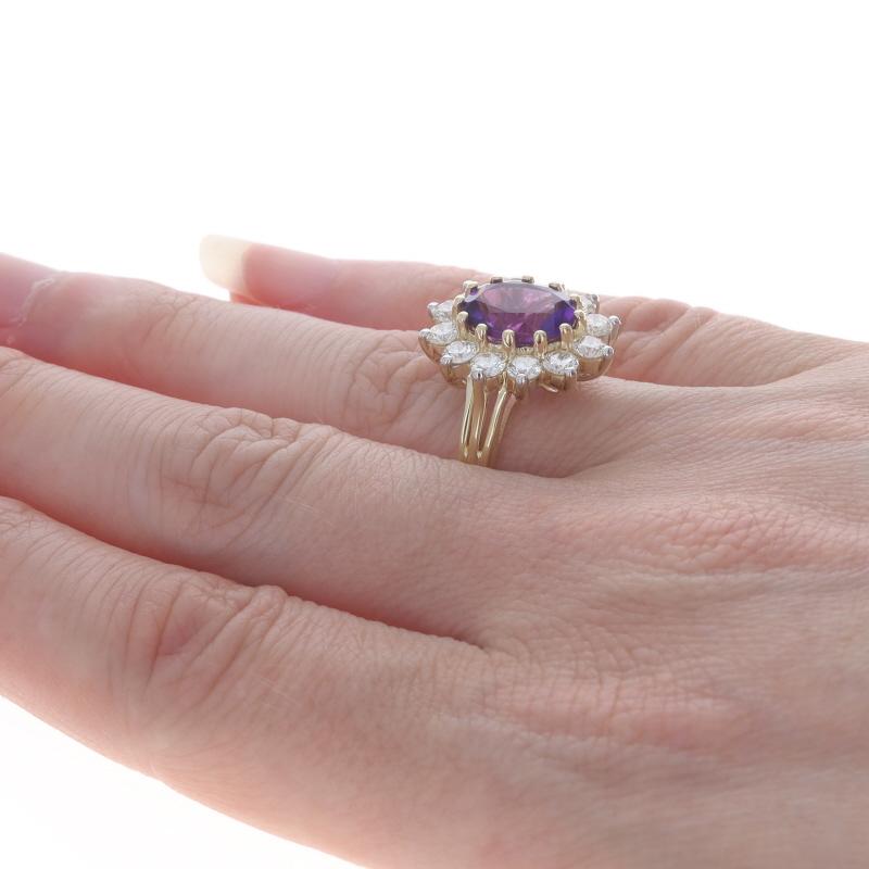 Bague cocktail halo en or jaune 10 carats avec améthyste et diamants, 3,60 carats poids total Pour femmes en vente