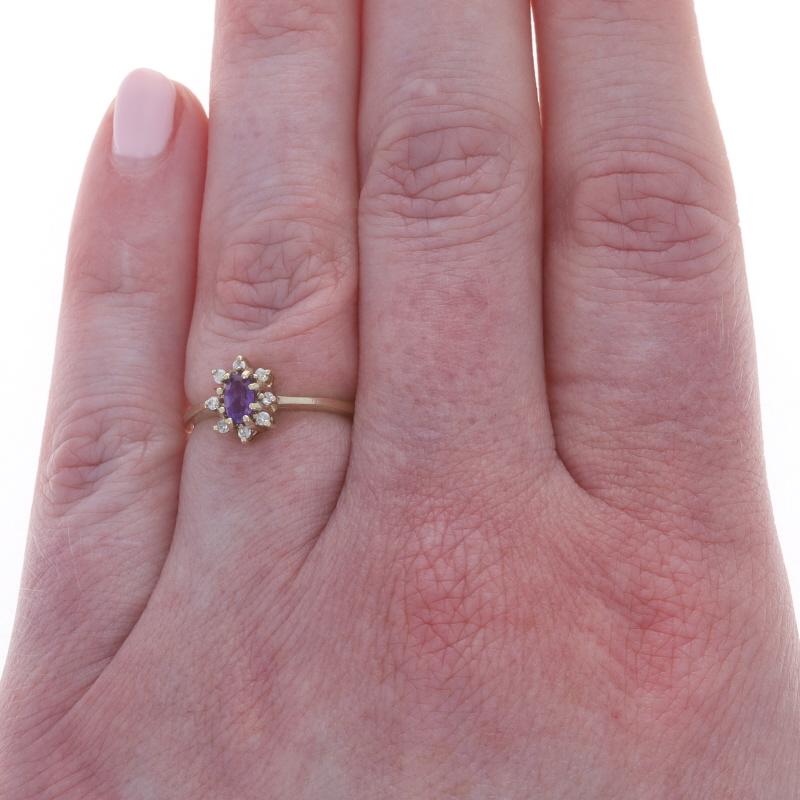 Taille ovale Bague en or jaune avec halo d'améthyste et de diamant - 10k Oval .31ctw Floral en vente