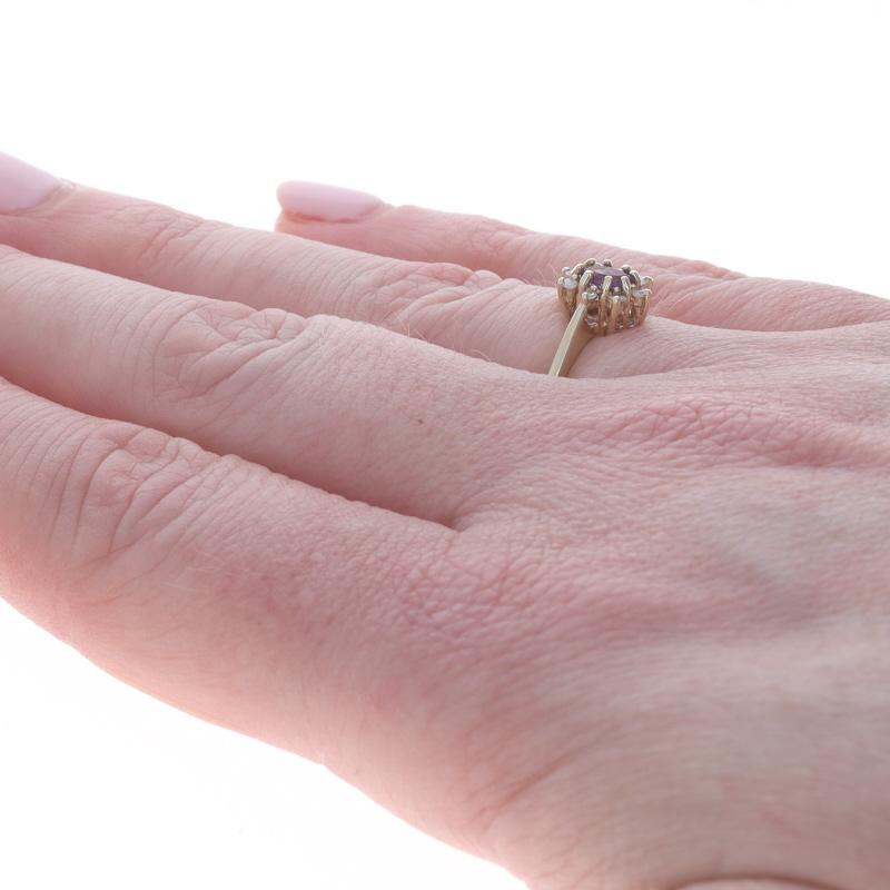 Bague en or jaune avec halo d'améthyste et de diamant - 10k Oval .31ctw Floral Pour femmes en vente