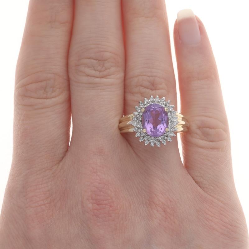 Taille ovale Bague halo en or jaune 14 carats avec améthyste et diamants - 2,77 carats poids total en vente