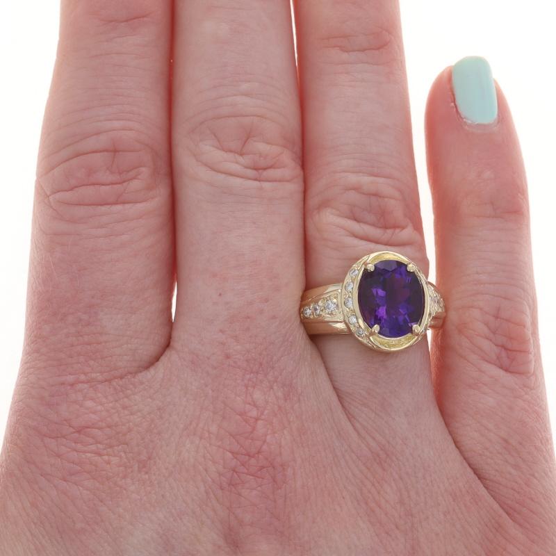 Taglio ovale Anello con diamante e ametista in oro giallo 14k Oval 3.56ctw in vendita