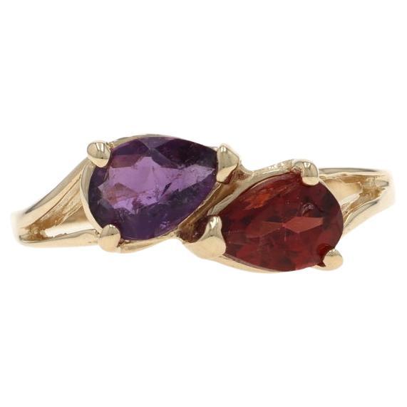 Gelbgold Amethyst Granat Zwei-Stein-Bypass-Ring - 10k Birne .93ctw im Angebot