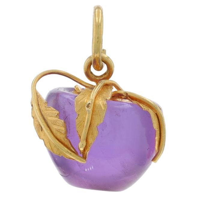 Charm prugna ametista in oro giallo 18 carati con pietra intagliata in vendita