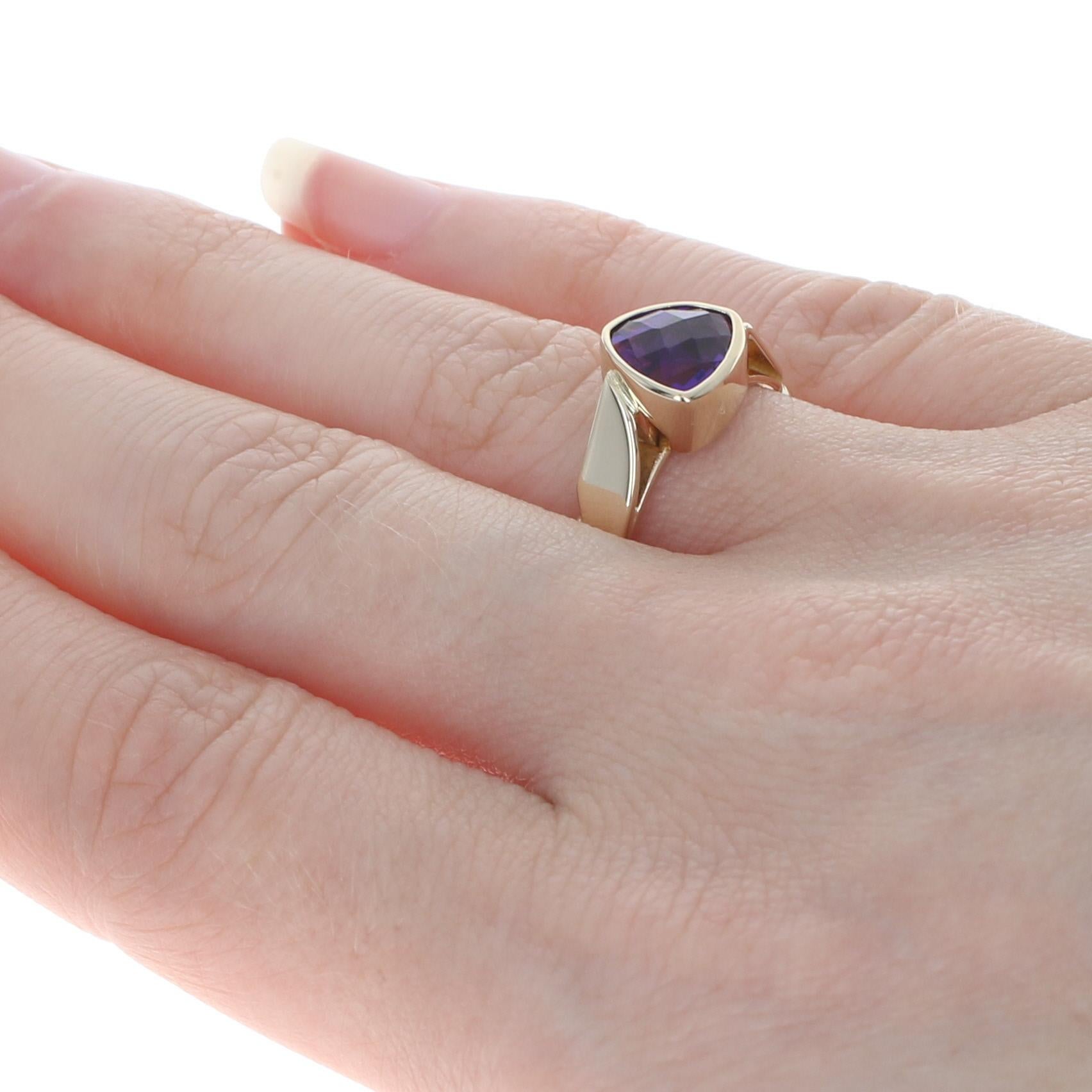 Yellow Gold Amethyst Southwestern Solitaire Bypass Ring, 14k Trillion 1.50 Carat In Excellent Condition In Greensboro, NC