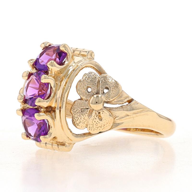 Round Cut Yellow Gold Amethyst Vintage Three-Stone Ring - 14k Round 1.20ctw Lucky Clovers For Sale