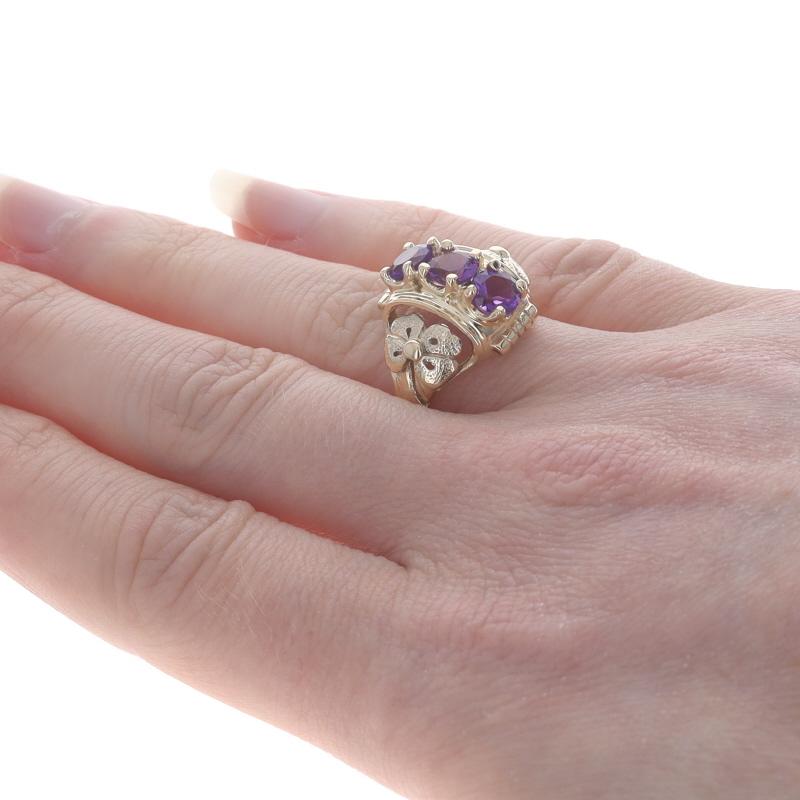 Yellow Gold Amethyst Vintage Three-Stone Ring - 14k Round 1.20ctw Lucky Clovers In Excellent Condition For Sale In Greensboro, NC