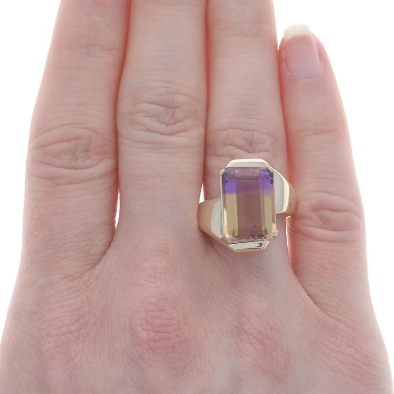Talla: 8
Tasa de tallaje: 2 tallas más por 35 $ o 2 tallas menos por 30 $.

Contenido de metal: Oro amarillo de 10 quilates

Información sobre Stone

Ametrina natural
Quilate(s) 5,96 quilates
Corte: Esmeralda
Color: morado y amarillo claro

Quilates