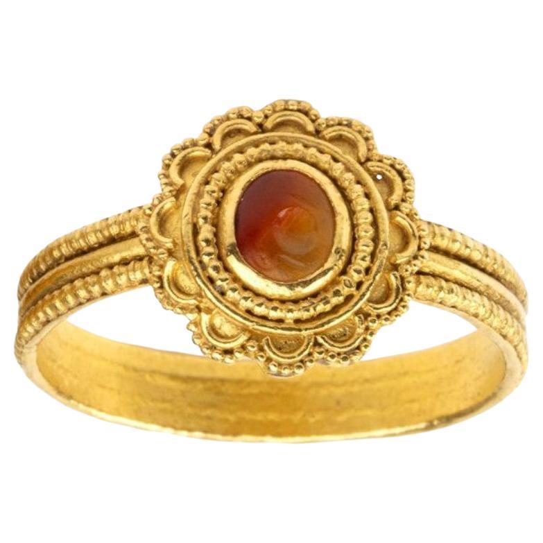 Ring aus Gelbgold und Achat im archäologischen Stil im Angebot